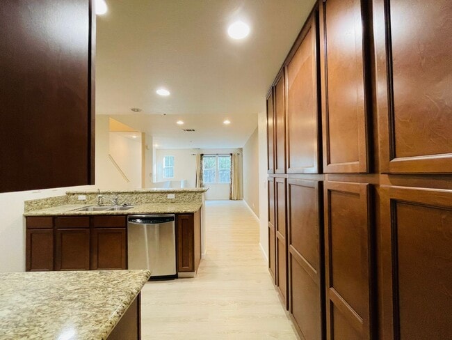 Building Photo - Gorgeous 3 Bed/3 Bath Home in Peaceful Community - Impeccably Maintained