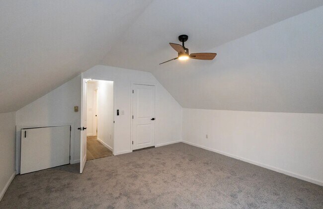 Building Photo - Beautifully renovated home