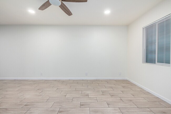 Building Photo - 5107 N 28th Dr