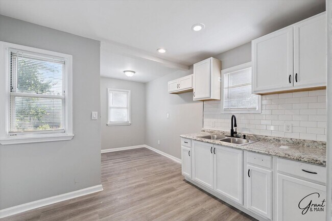 Building Photo - $1350 3 bedroom