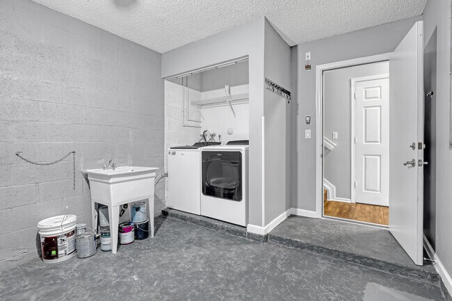 Building Photo - 3464 Commodore Ct