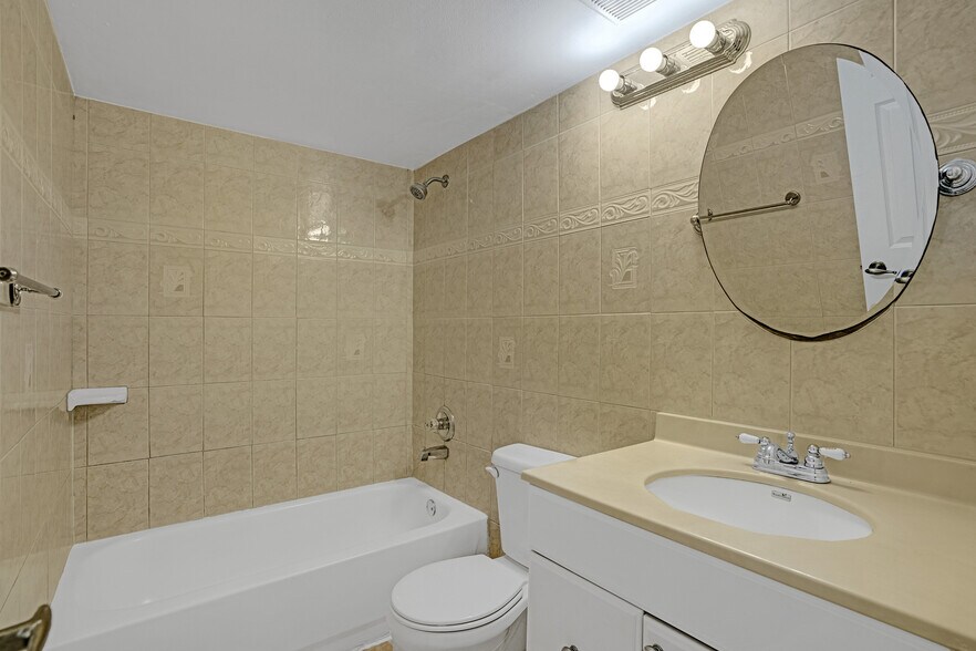 Building Photo - 447 NE 210th Circle Ter