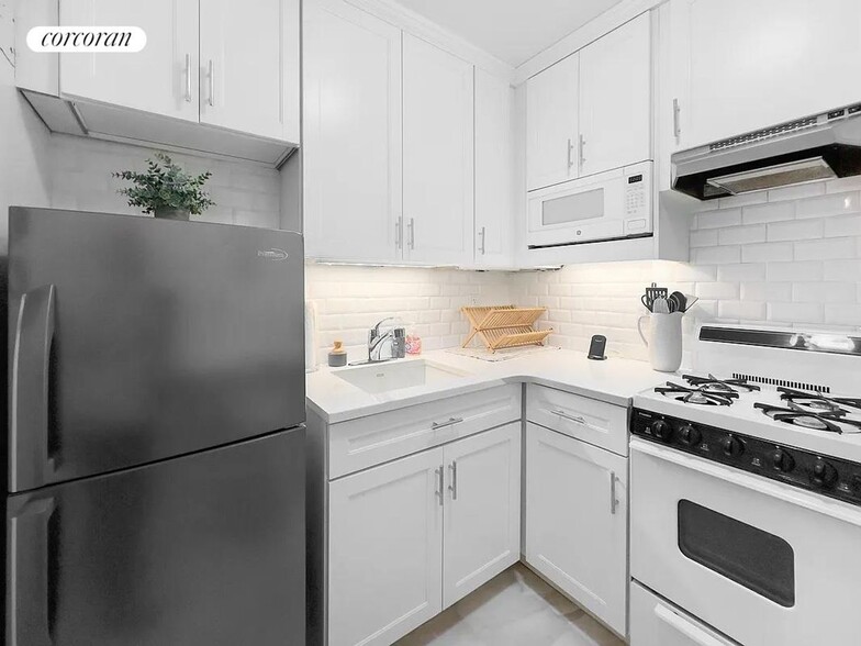 Building Photo - 153 E 57th St