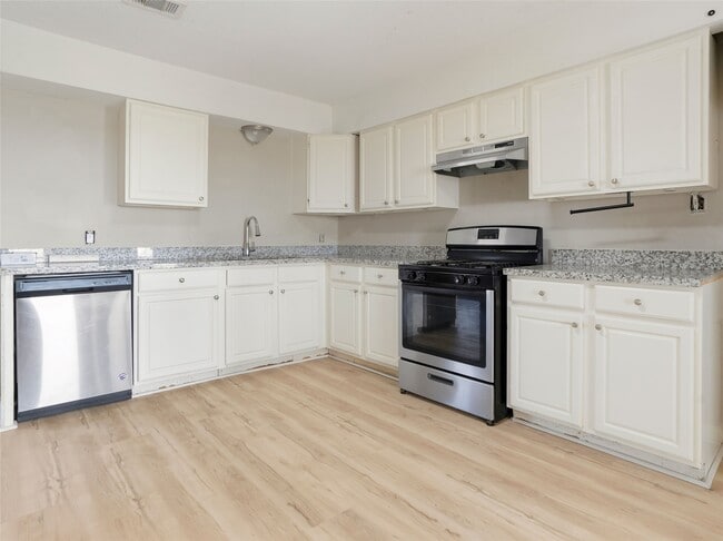 Building Photo - 1114 W 11th St