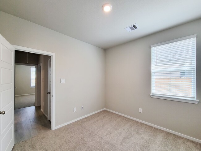 Building Photo - Single-story layout features a bright, open concept living area, dining space, and kitchen. Pebbl...