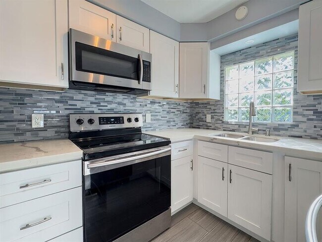 Building Photo - 902 NE 34th St