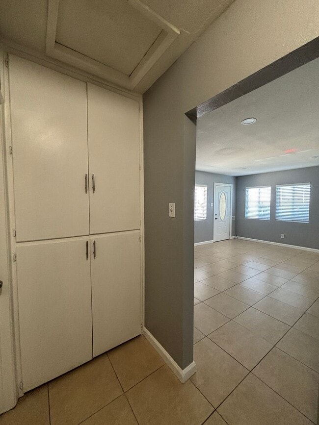 Building Photo - Charming West Lancaster Duplex