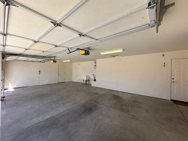 Building Photo - Beautiful 3 Bed / 2 Bath Home Backing to Cerbat Cliffs Golf Course!