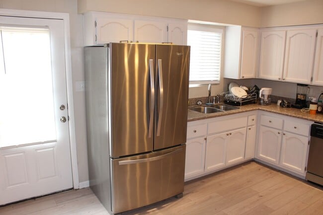 Building Photo - 4-Bedroom Furnished Home in University Hei...