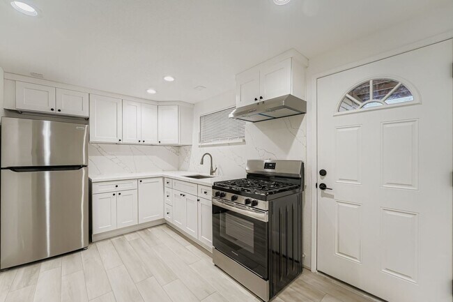 Building Photo - Shorewood Place 1035