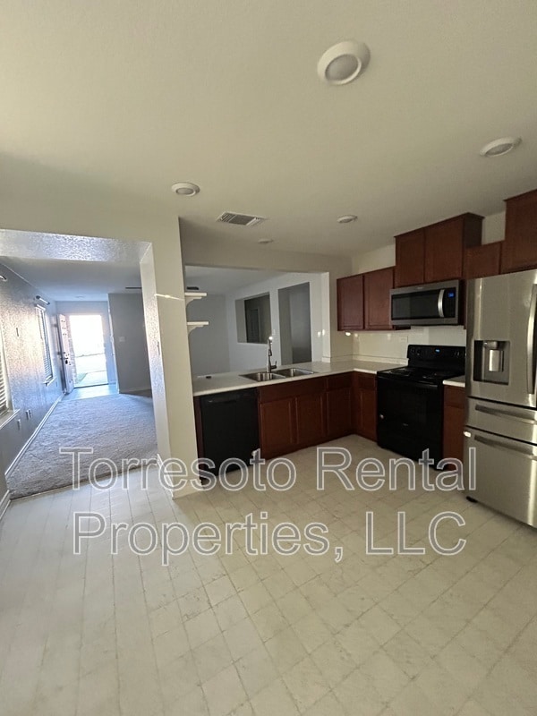 Building Photo - 5910 Sandy Lake St