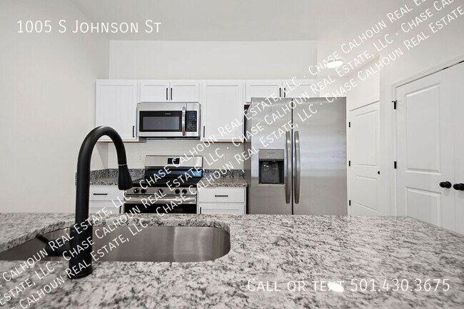 Building Photo - 1005 Johnson St