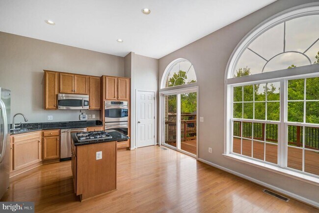 Building Photo - 2440 Battery Hill Cir