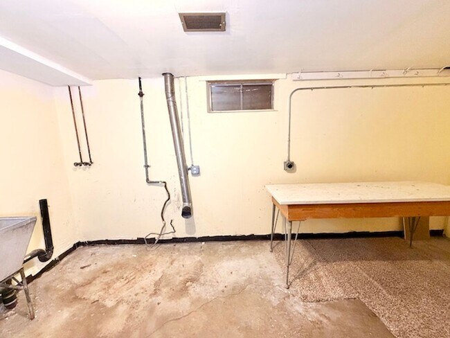 Building Photo - DEC RENT FREE FOR A LEASE STARTING BY NOV 15TH! - BRICK HOME WITH FINISHED BASEMENT