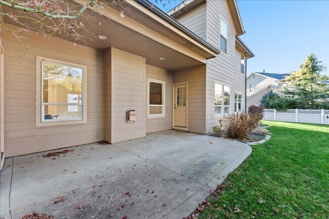 Building Photo - Quiet, Convenient, and Spacious 5 Bedroom 4 Bathroom Home