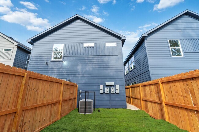 Building Photo - Stunning Duplex with Garage & Modern Finishes