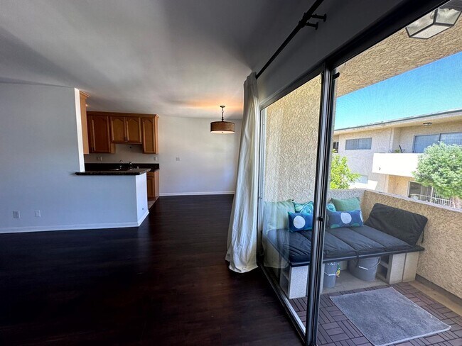 Building Photo - ***MOVE-IN SPECIAL 2 WEEKS FREE RENT***Spacious Upper level 1 bed -1 bath with parking and pool i...