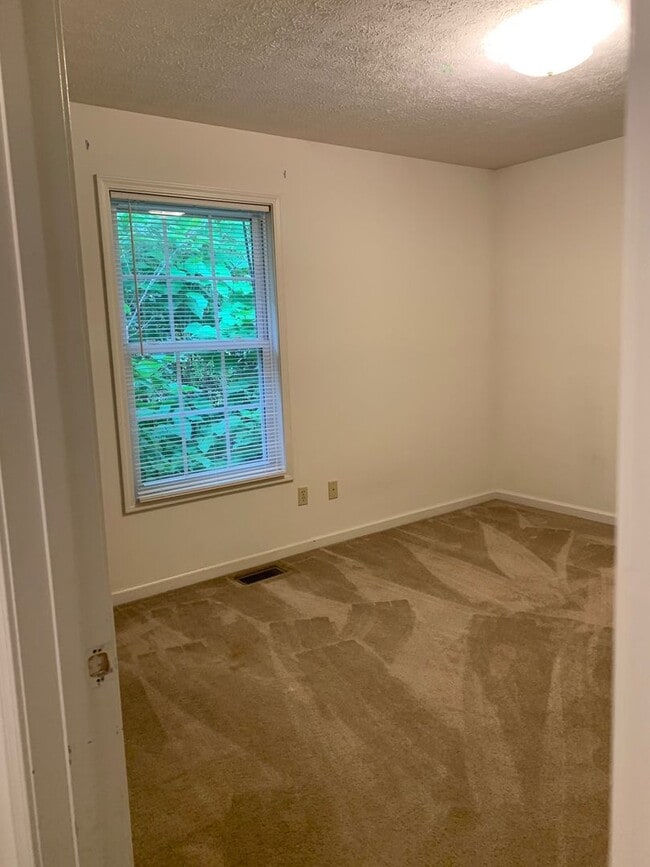 Building Photo - 2 Bedroom 2.5 Bath Townhouse