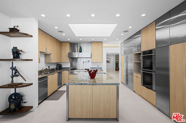 Building Photo - 1646 Blue Jay Way