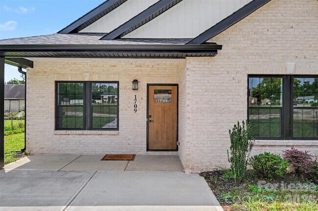 Building Photo - 1709 College Plaza Blvd