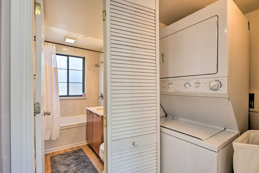 Building Photo - 7423 N Sheridan Rd