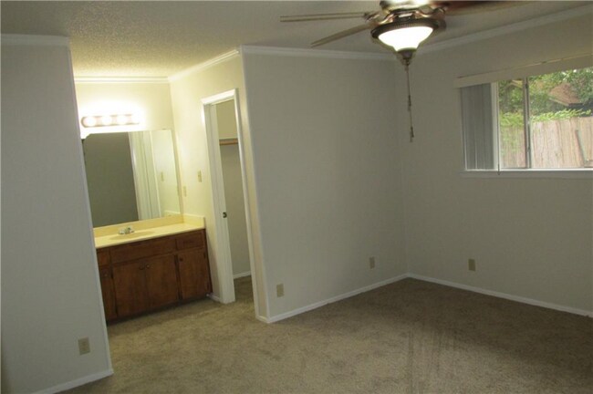 Building Photo - 404 Tanglewood Dr