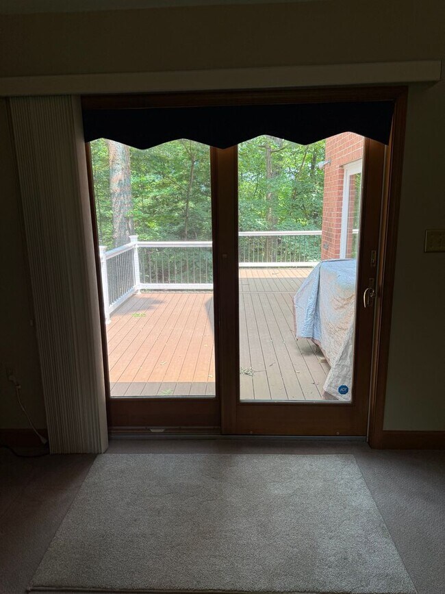 Building Photo - 1531 E Strohm Dr