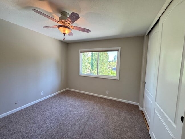 Building Photo - Gorgeous 2 story 5 bedroom home w/pool in ...