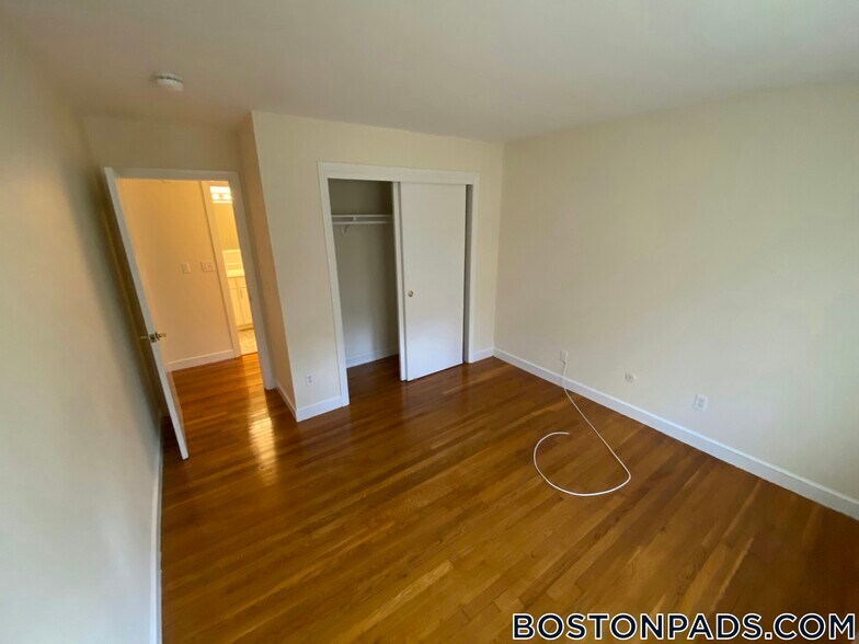 Building Photo - 17 Captain Parker Arms