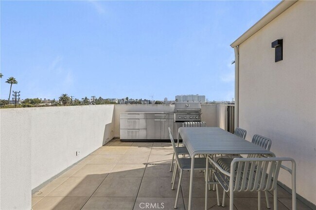 Building Photo - 2432 Penmar Ave