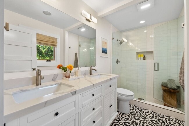 Building Photo - Classic Craftsman in University Heights