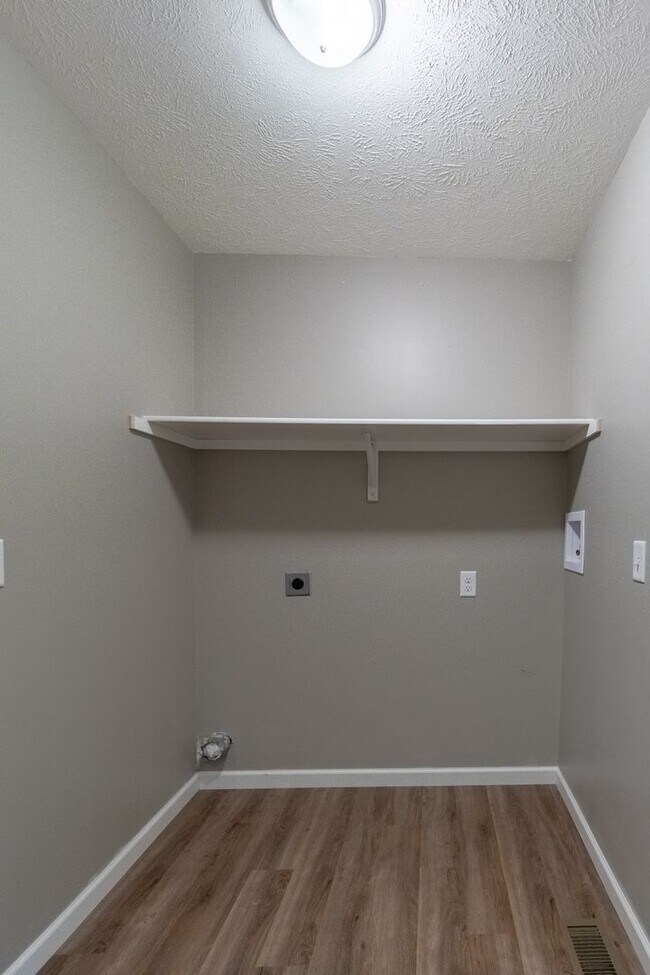 Building Photo - Gorgeous Newer Home in Nice Family Neighborhood