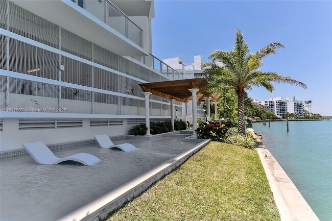 Building Photo - 9821 E Bay Harbor Dr