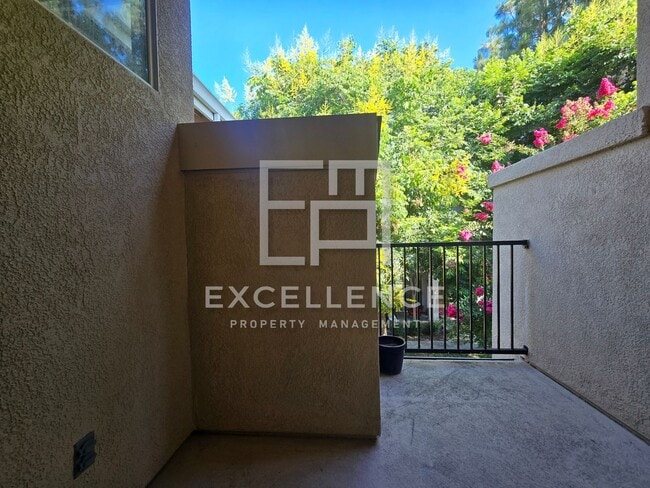Building Photo - 1/1.5 Townhouse - Pets Negotiable, 1003SF,...