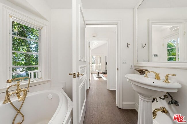 Building Photo - 515 S Westgate Ave