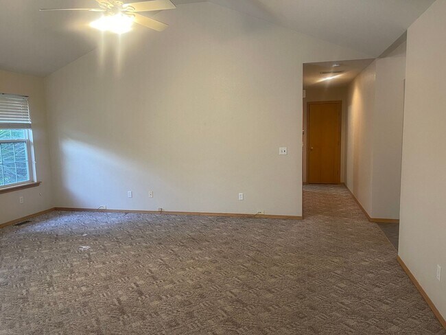 Building Photo - OZARK HOME CHECK OUT this charming 3 bedro...