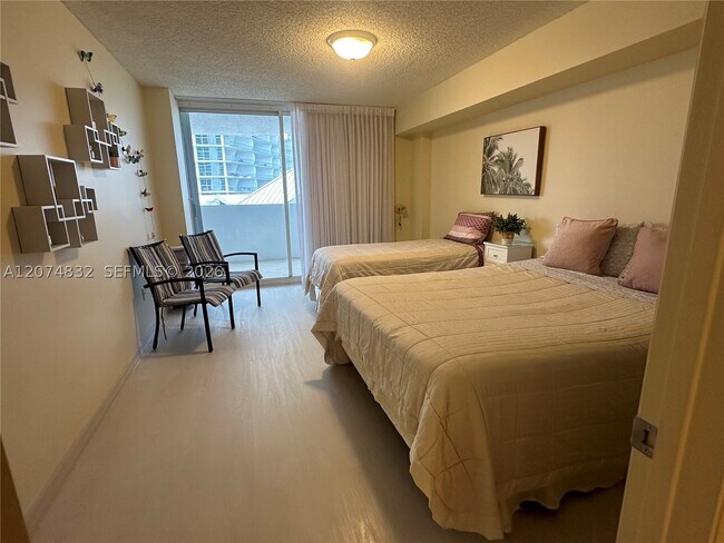 Building Photo - 16711 Collins Ave
