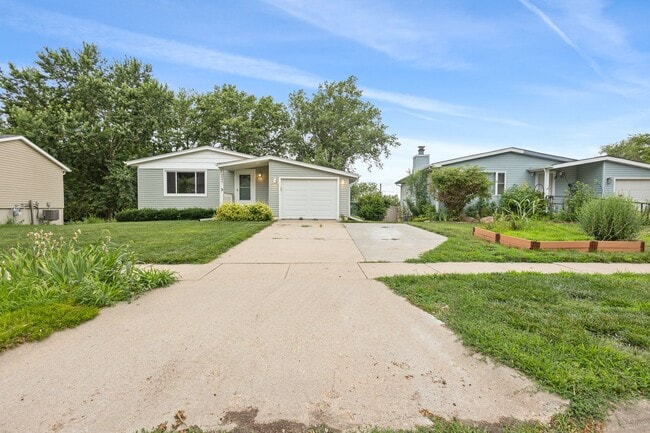 Building Photo - Fully Remodeled South Lincoln 4 Bedroom