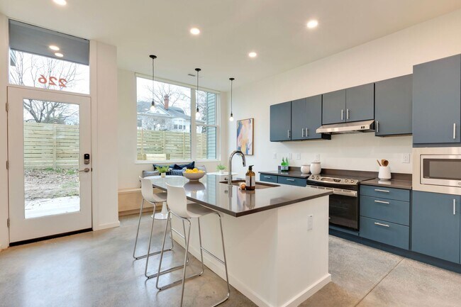 Building Photo - Professional Coliving - Private Room & Wal...