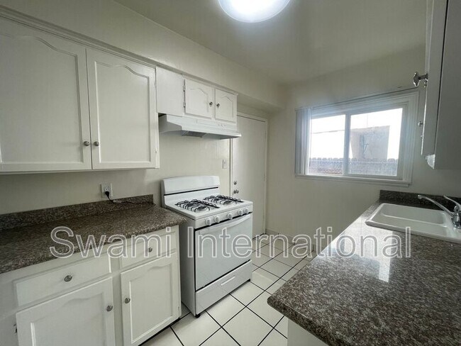 Building Photo - 622 1/2 E 97th