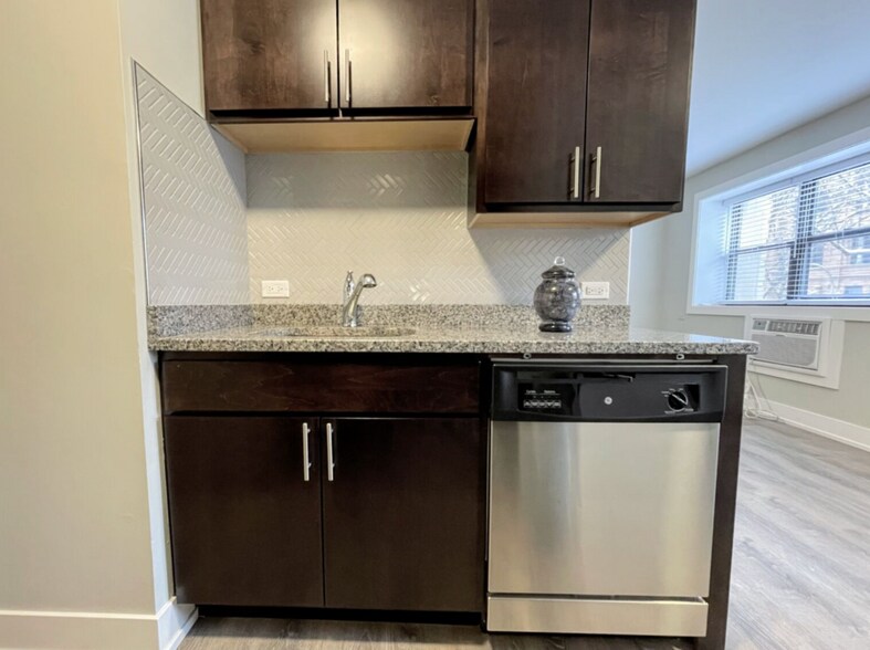 Building Photo - 529 W Surf St