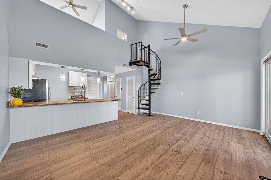 Spacious LR/DR - ALL NEW FLOORING THROUGHOUT - 7 Arapahoe Dr