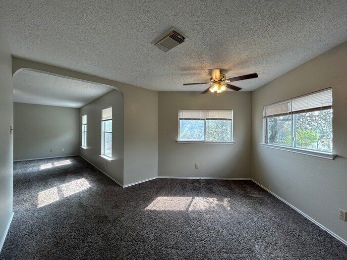 Building Photo - 407 Bluegrass Creek