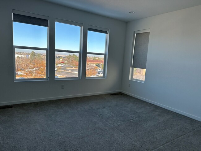 Building Photo - Stunning 3 bed/3 bath unit for rent.  WILL...