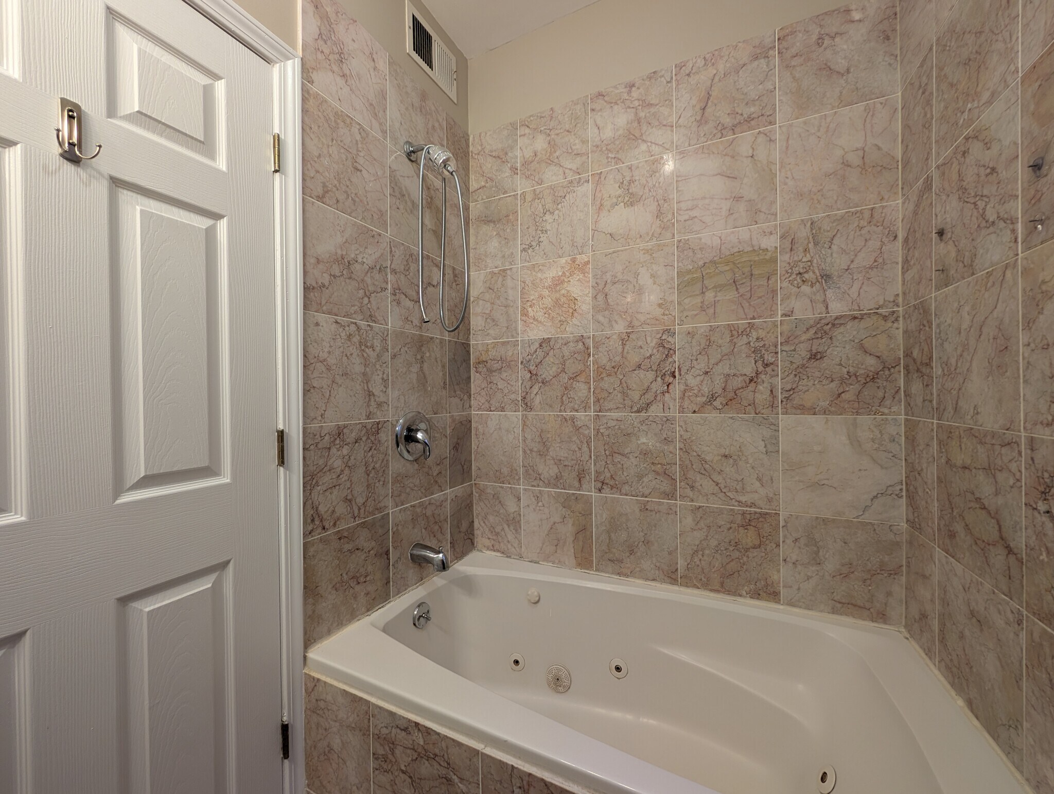 Building Photo - 6813 N Wayne Ave