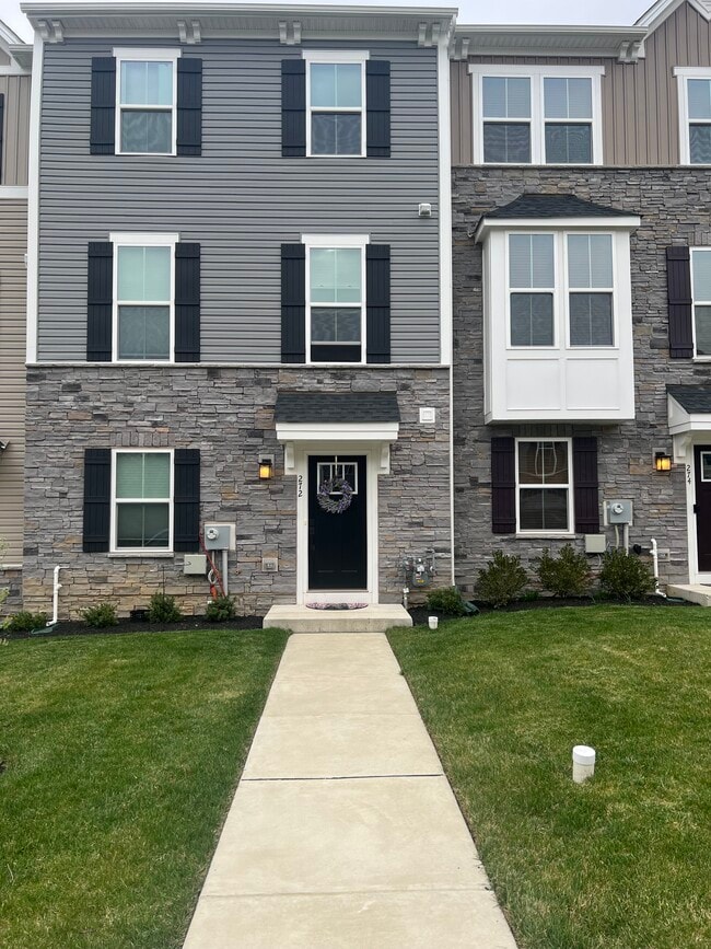 Building Photo - 272 Sugar Maple Square