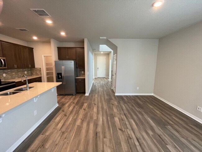 Building Photo - Spacious 3 Bedroom, 2.5 Bath Townhome in L...