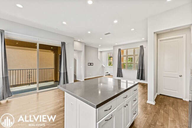 Building Photo - Your Next Home Awaits – Beautiful 3-Bedroom Irvine Townhome