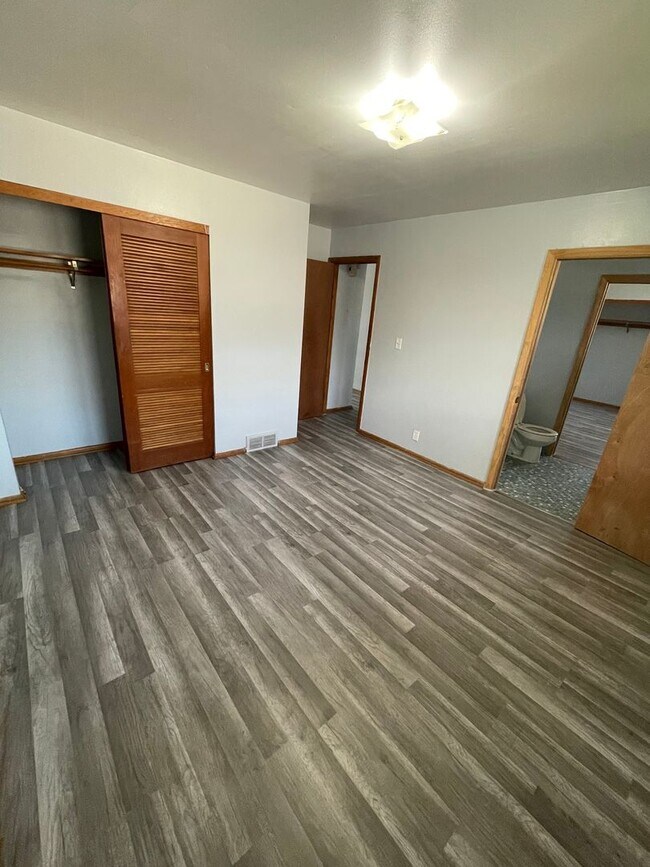 Building Photo - Large 3bed/1.5 bath unit!