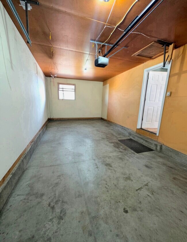 Insulated garage - 1409 2nd West Hill Dr